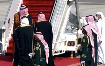 محمد بن سلمان يعانق أمير قطر