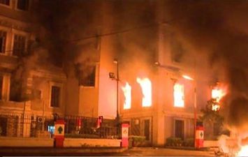 لبنان ..محتجون يحرقون مبنى بلدية طرابلس وعدد الجرحى يرتفع إلى 112