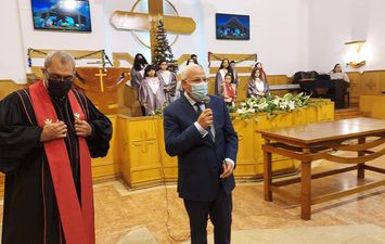 محافظ بورسعيد يزور عدد من الكنائس للتهنئة بعيد الميلاد المجيد 