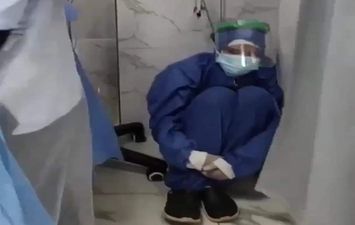 ممرضة تبكي بعد وفاة مرضى كورونا بمستشفى الحسينية