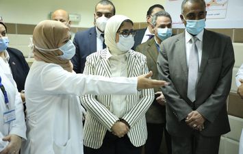 وزيرة الصحة تتفقد مستشفى عزل ١٥ مايو