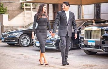 ياسمين صبري تستعرض أسطول سيارتها مع أحمد أبوهشيمة