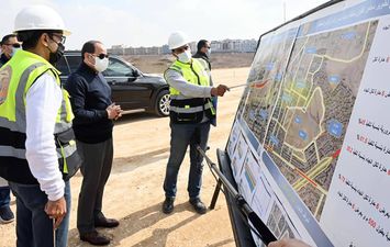 السيسي يتفقد مشروع مركز النقل المتكامل