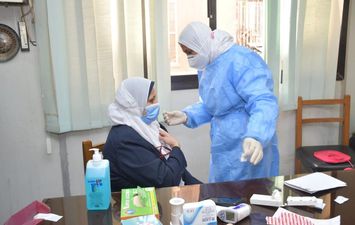 تطعيم الأطقم الطبية والتمريض بمستشفيات جامعة القاهرة