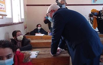 محافظ بورسعيد يتفقد لجان امتحانات المرحلة الابتدائية