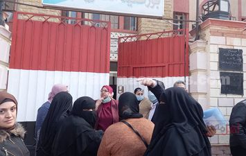 أولياء أمور طلاب ثانية ثانوي ببورسعيد