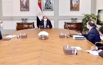 الرئيس السيسي يجتمع برئيس الوزراء ووزير المالية