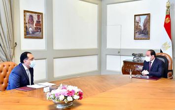 الرئيس السيسي يجتمع مع رئيس الوزراء مصطفى مدبولي 