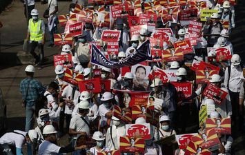اليوم التاسع.. عشرات المحتجين يتظاهرون في مدن ميانمار