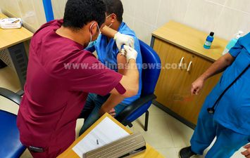 تطعيم لقاح كورونا بمستشفيات العزل فى أسيوط 