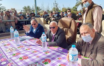 حافظ بورسعيد ورئيس هيئة التنمية الزراعية يلتقيان باهالي منطقة سهل الطينة 
