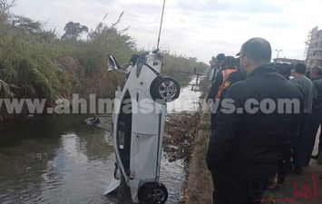 مصرع شخص وإصابة ابنته إثر إنقلاب سيارة في ترعة بقنا.. أرشيفية