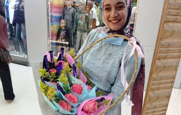 طالبة توزع الورود في شوارع قنا