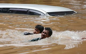 غرق الناس في فيضانات اندونيسيا