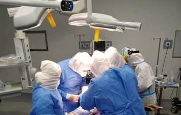 فريق أطباء من ٣ مستشفيات يجرى عملية جراحية دقيقة لمصاب كورونا يبلغ من العمر ٨٨ عاما 