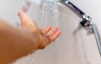فوائد الاستحمام بالماء البارد في فصل الشتاء 