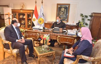 لقاء رئيس مجلس ادارة الشركة المصرية لصناعة السيلكون باسيوط