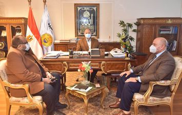محافظ أسيوط يلتقى مسئولي جهاز التعمير لمناقشة تطوير الريف المصري