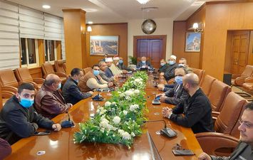 محافظ بورسعيد يعقد اجتماعا مع اللجنة المنظمة لمسابقة الفائزون