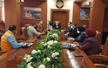 محافظ بورسعيد يعقد اجتماعا مع  لجنة إدارة أزمة فيرس  كورونا 