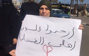 والدة سائق  لانش بورسعيد الغارق تناشد الرئيس السيسى بسرعة البحث عن جثة ابنها 