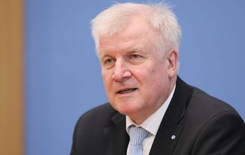 وزير الداخلية الألماني يطالب بمساواة عناصر الشرطة بالمعلمين