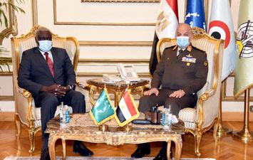 وزير الدفاع يلتقى برئيس مفوضية الإتحاد الأفريقى 