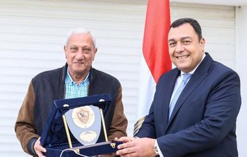 عماد عبد العزبز يكرم سفير مصر يتونس