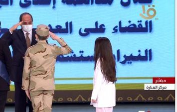 الرئيس السيسى يؤدى التحية العسكرية لابن الشهيد العميد مصطفى عبيدو