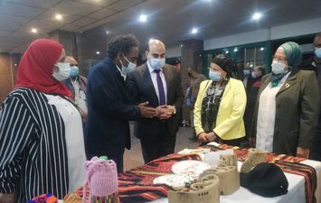 محافظ أسوان ورئيس هيئة القصورالثقافية يتفقدان معرض المشغولات اليدوية 