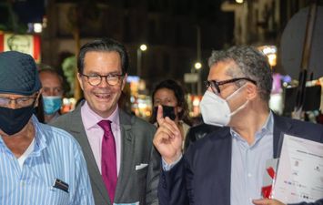 &lrm;السفير الفرنسي يتجول مشيًا بوسط البلد