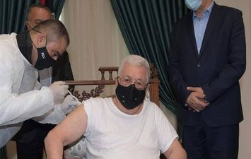 محمود عباس يتلقى لقاح كورونا