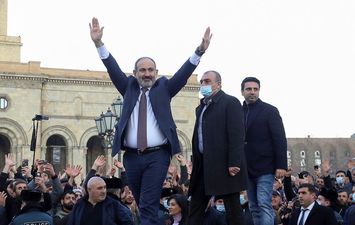 أرمينيا: رئيس الوزراء يتحدى الحكم بإعادة قائد الجيش