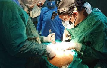 إجراء عملية جراحية لسيدة مصابة بفيروس كورونا 