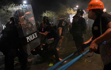 إصابة متظاهرين تايلانديين في اشتباكات مع الشرطة بالقرب من قصر الملك