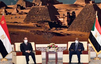 الرئيس السيسي مع رئيس مجلس السيادة السوداني