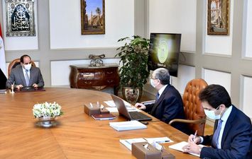السيسي مع رئيس الوزراء ووزير الكهرباء