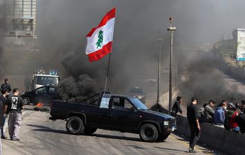 المتظاهرون في لبنان يغلقون الطرق بـ &quot;اطارات محترقة&quot; احتجاجا على الجوع