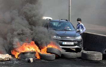 المتظاهرون في لبنان يغلقون الطرق بـ &quot;اطارات محترقة&quot; احتجاجا على الجوع