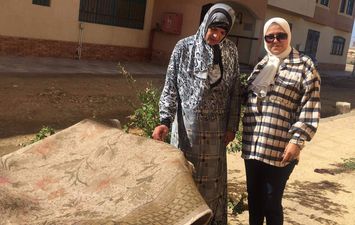 &quot;أم كمال&quot;.. قصة سيدة تكافح من أجل لقمة العيش ببورسعيد