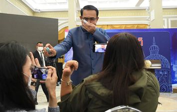  رئيس الوزراء التايلاندي يرش المراسلين بمطهر في وجههم