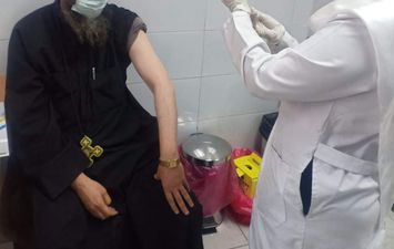 تطعيم 56 مواطنًا بلقاح كورونا خلال يومين في قنا