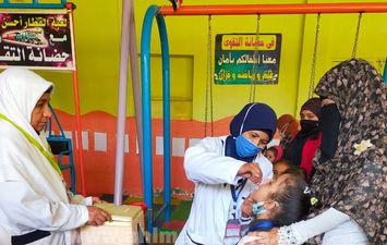 تطعيم الأطفال ضد شلل الأطفال بأسيوط 