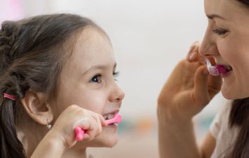 تعليم طفلك تنظيف الاسنان بالفرشاة