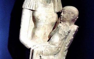 تمثال مرضعة توت عنخ آمون