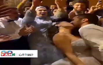 زوج دينا داش يقبلها