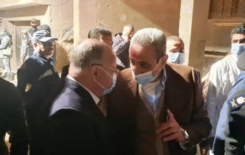 محافظ القاهرة يصل موقع  انهيار عقار جسر السويس