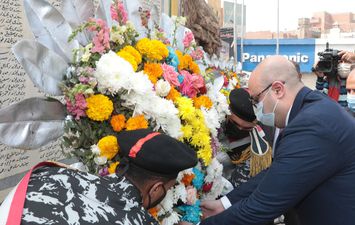 محافظ بني سويف يضع إكليل الزهور على النُصب التذكاري لقبر الجندي المجهول 
