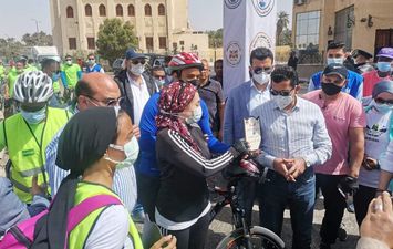 وزير الرياضة ومحافظ أسوان يطلقان مهرجان الدراجات