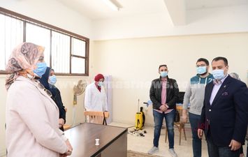 نائب رئيس جامعة أسيوط بصالات الامتحانات 